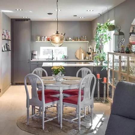 Сasa de vacaciones Nice In With Kitchen Halden